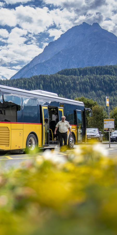 Travel comfortably and reliably by Postbus in the Engadine.