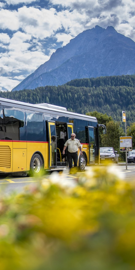 Bequem und zuverlässig mit dem Postauto im Engadin unterwegs.